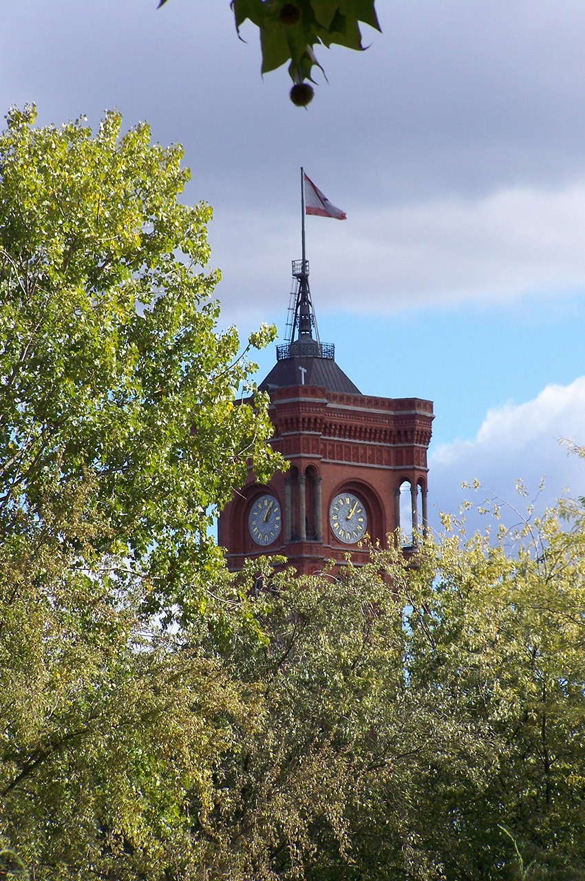 Le Rotes Rathaus (mairie) dans les arbres