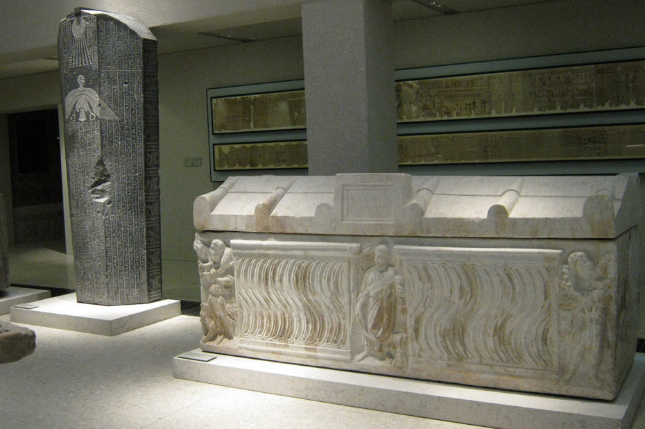 Sarcophage blanc et stèle en marbre