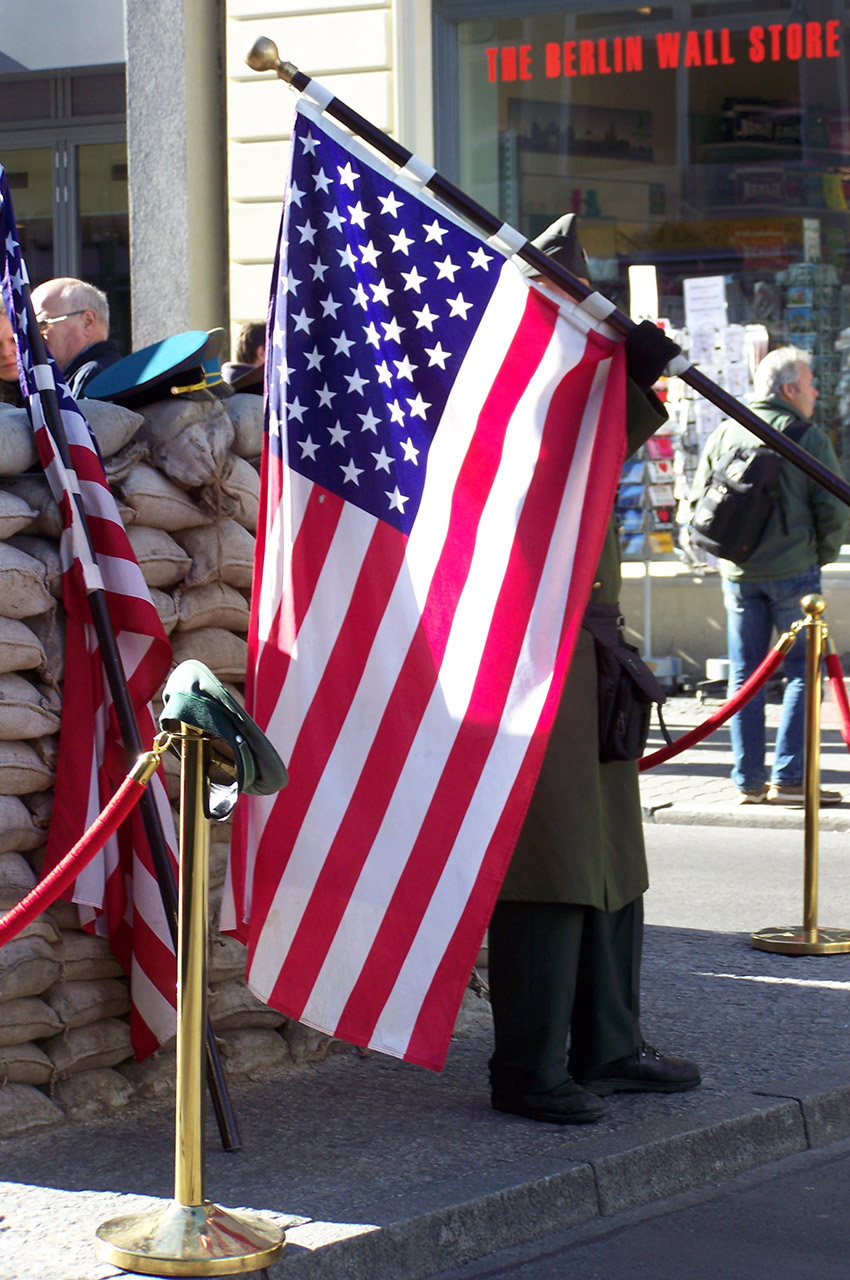 Un soldat figurant avec un drapeau américain