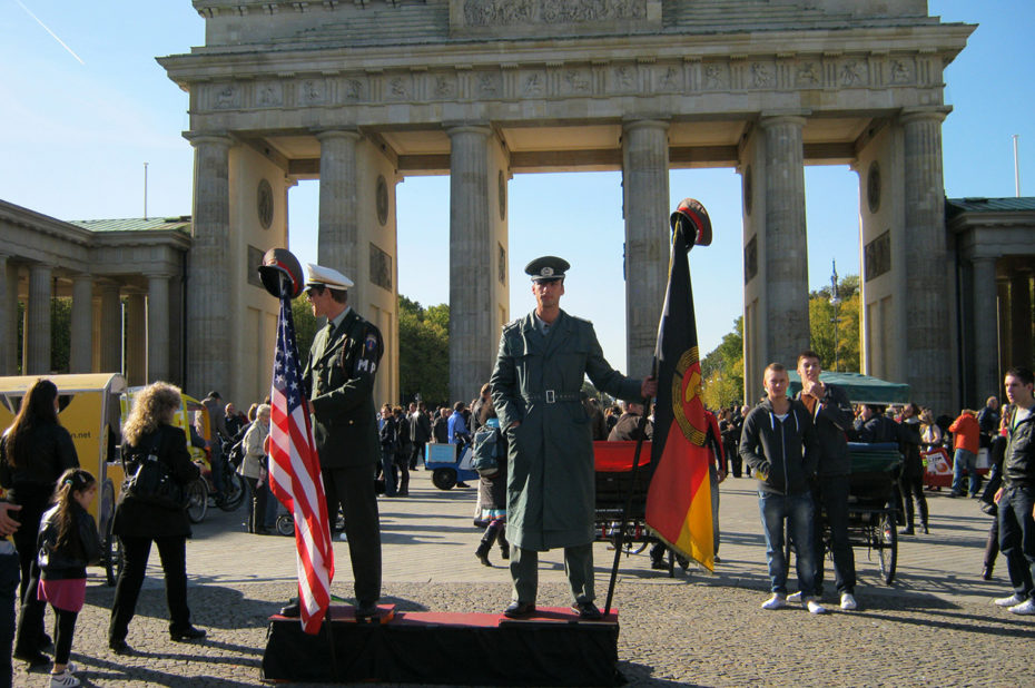 Un soldat américain et un soldat allemand