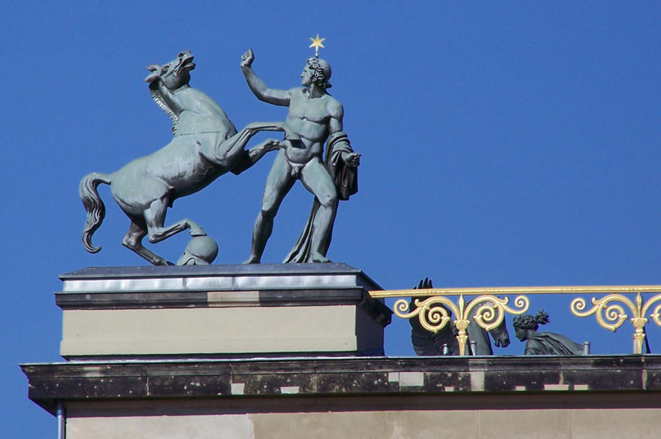 Statue d'un homme et d'un cheval surmontant l'Altes Museum