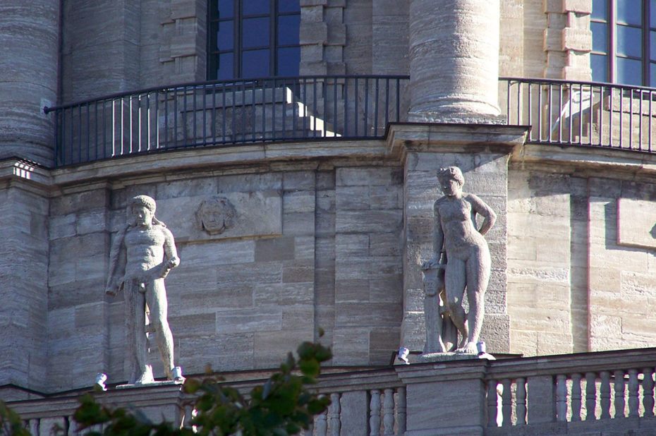 Des statues ornent le balcon