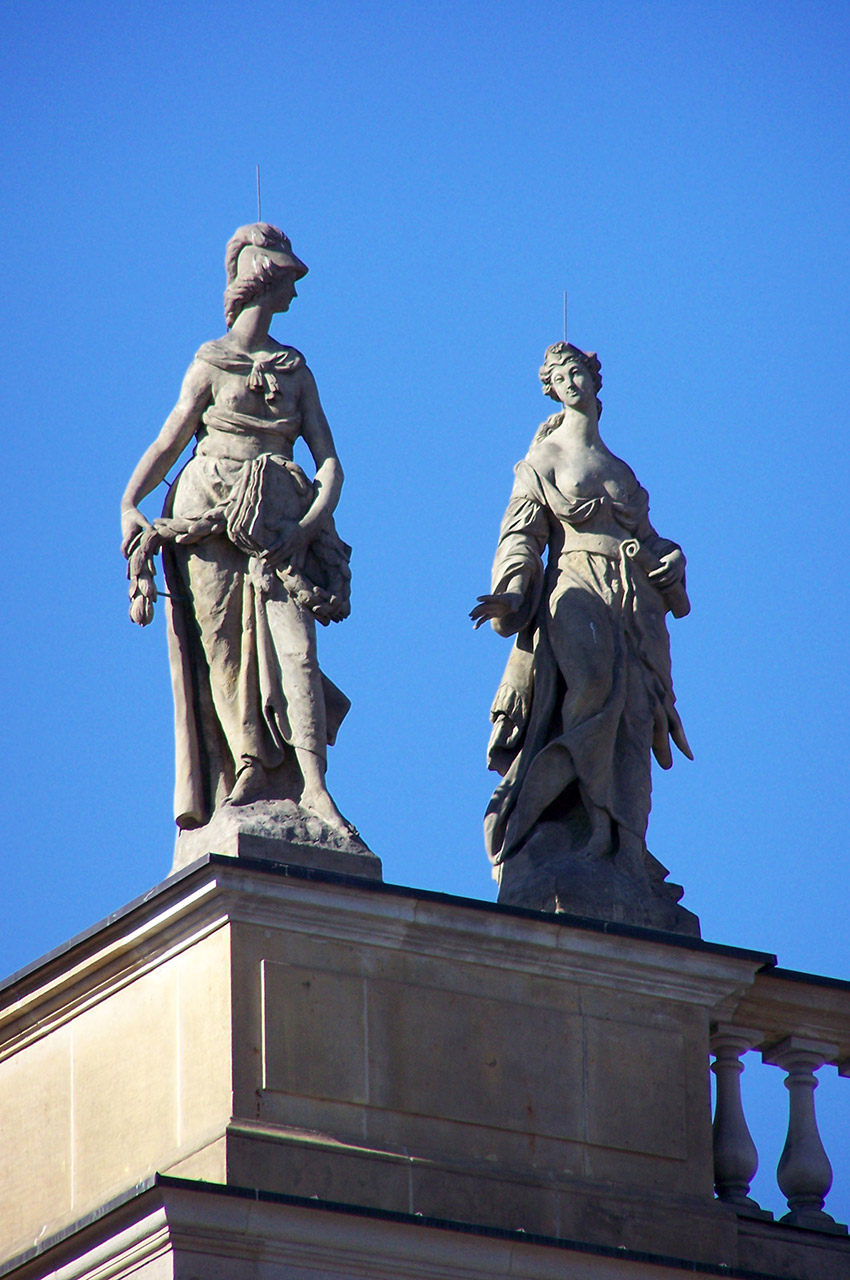 Statues sur le toit de l'Alte Bibliotek