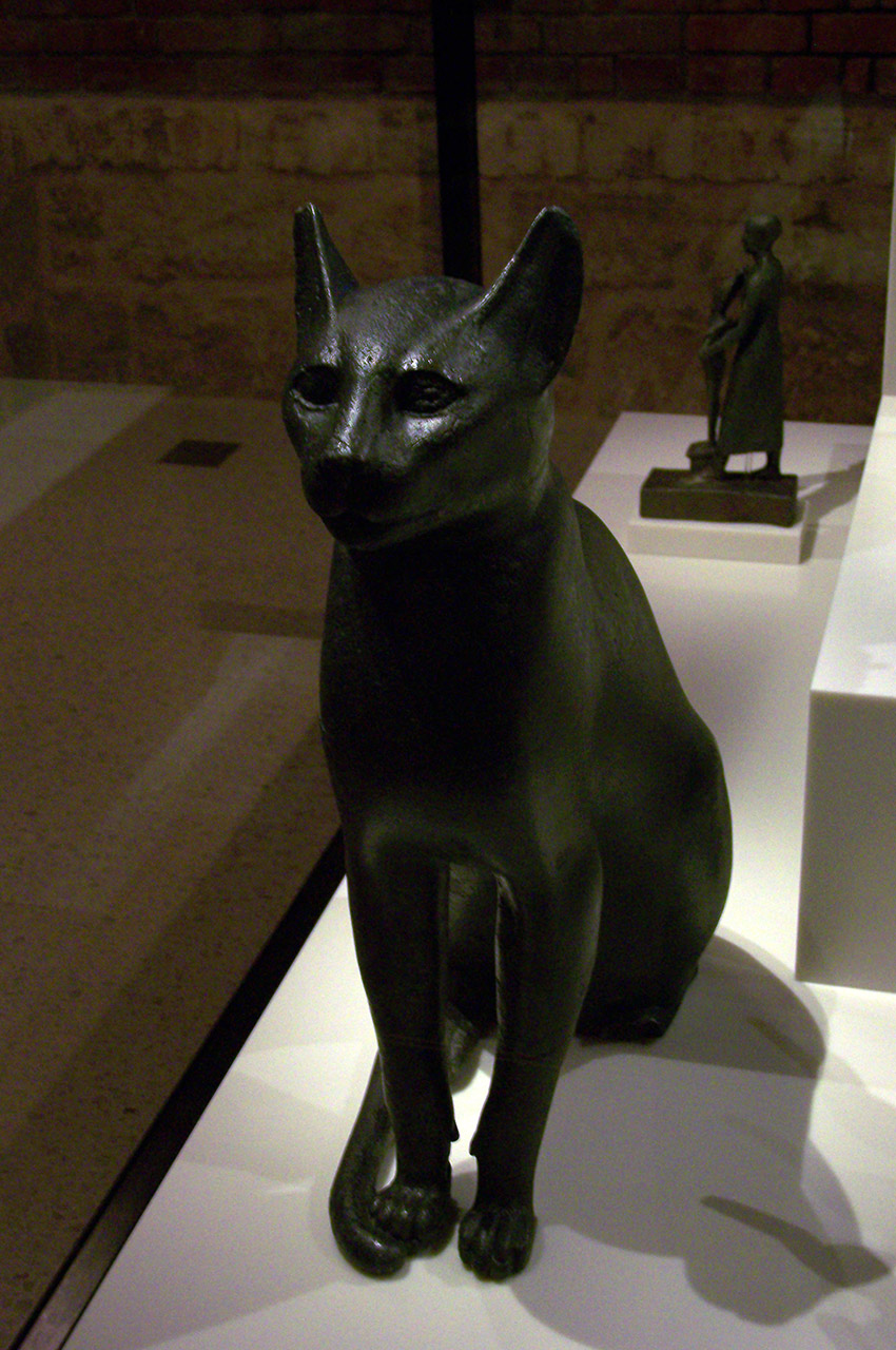 Statuette de chat en bronze