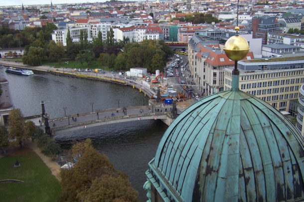 Vue sur Berlin et la Spree depuis les toits du Berliner Dom