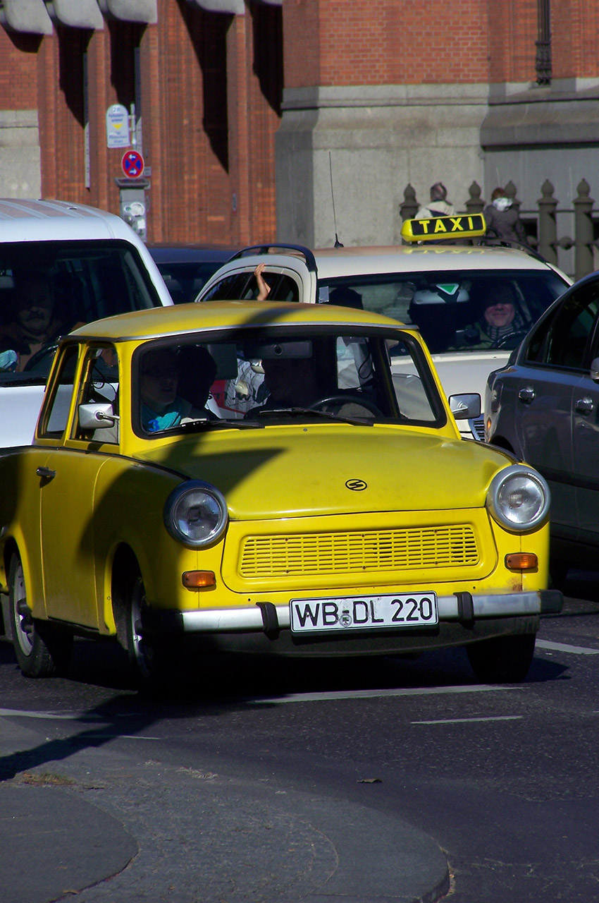 Une Trabant jaune, véhicule emblématique