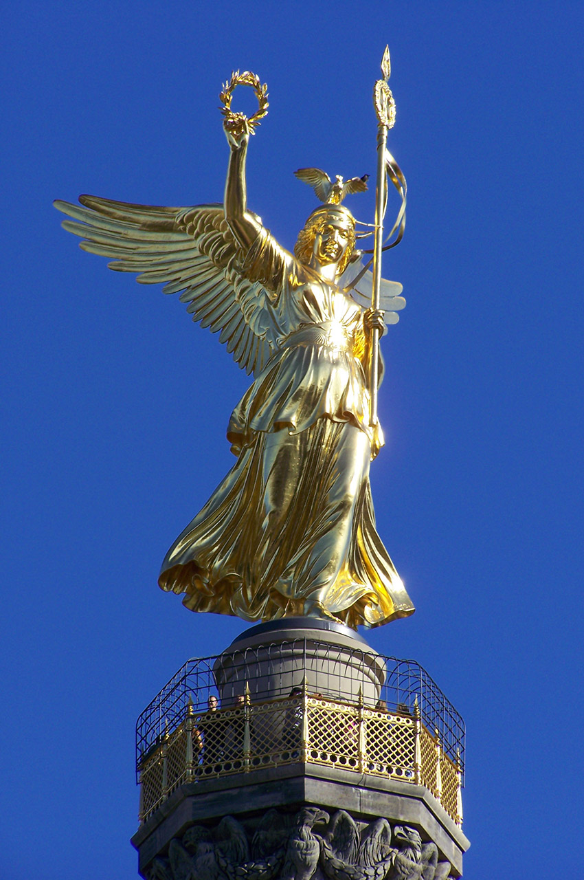 Victoria, au sommet de la Colonne de la Victoire