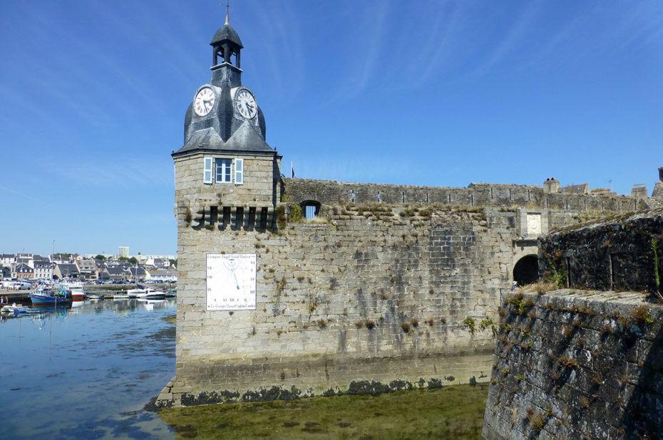 L'horloge sur le beffroi de Concarneau