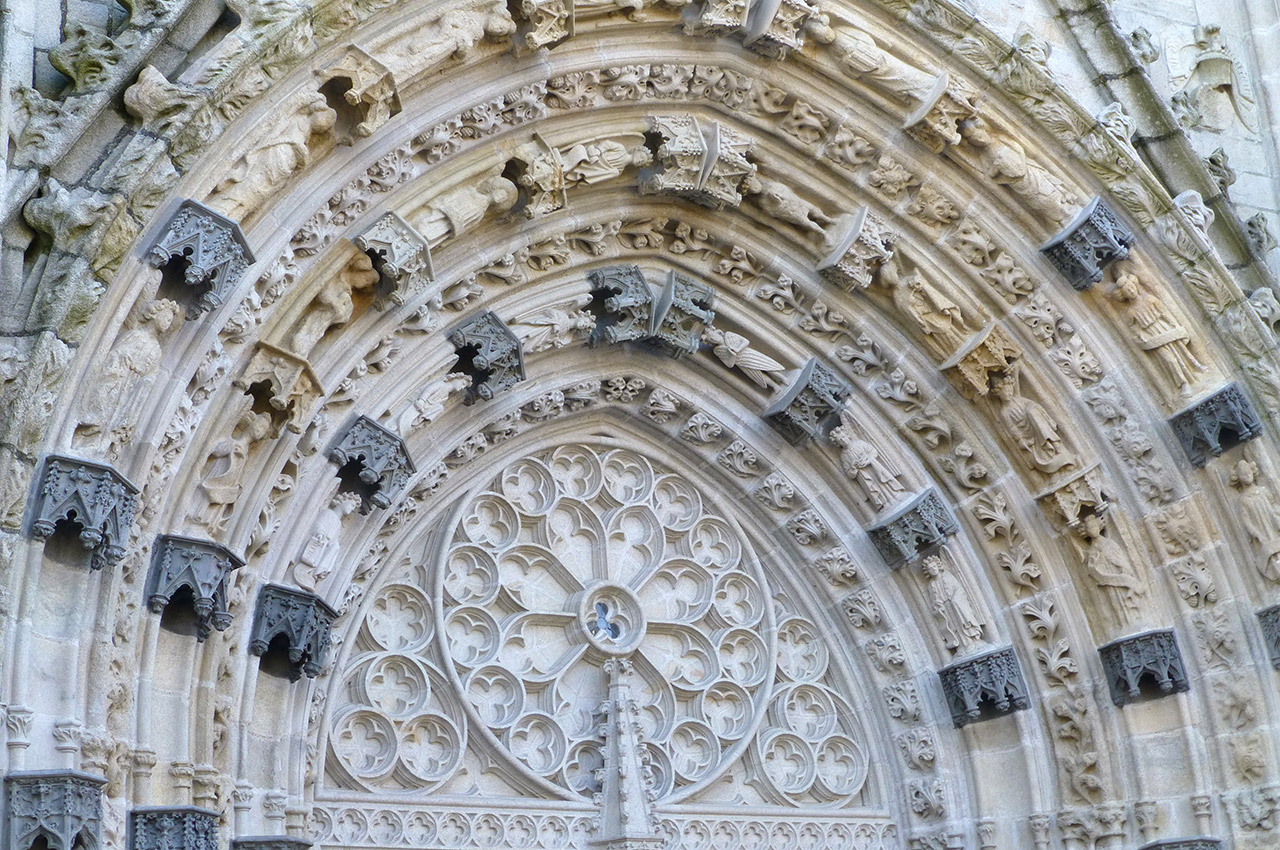 Linteau sculpté de la porte de la cathédrale