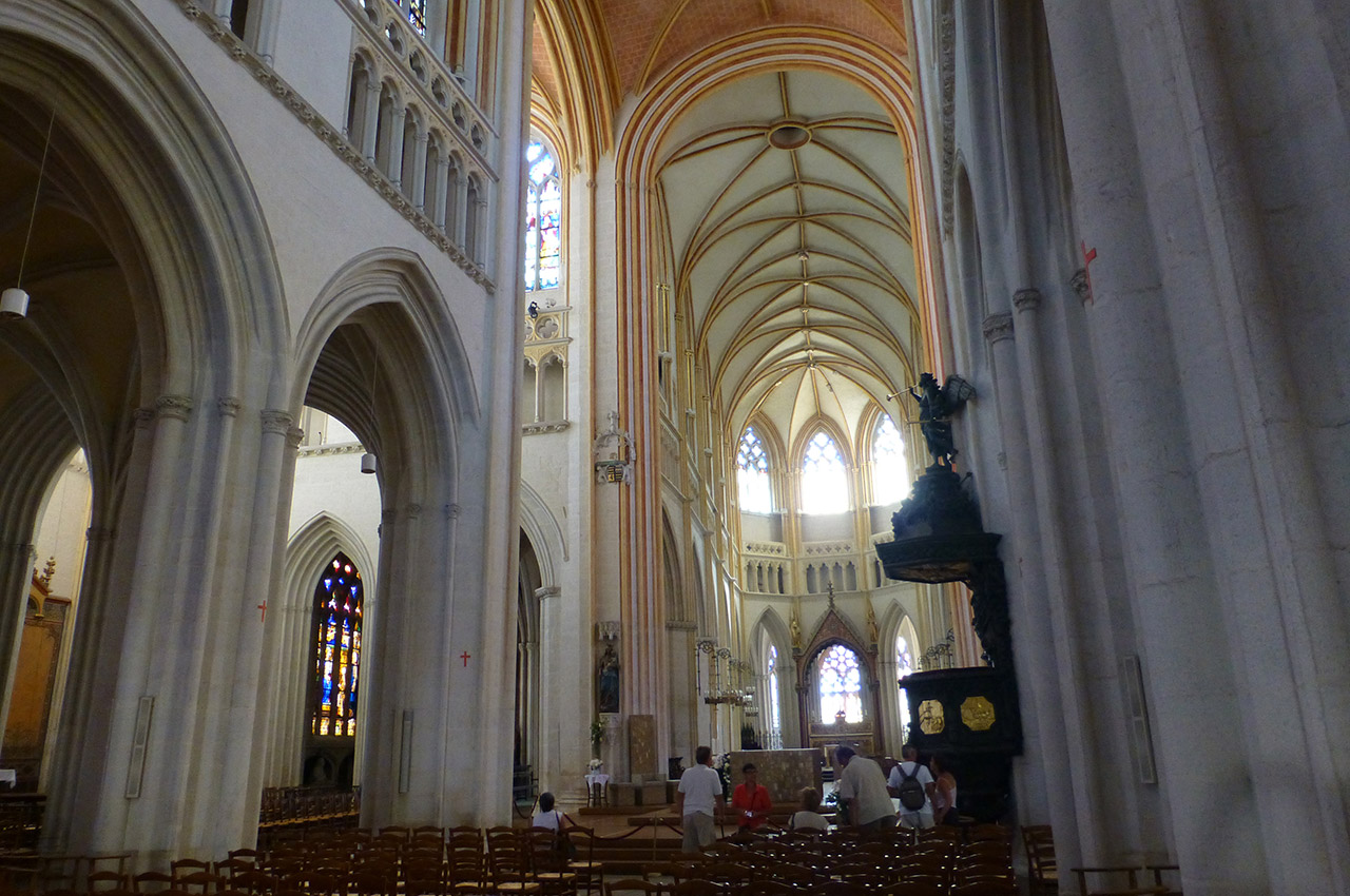 La nef de la cathédrale restitue la polychromie
