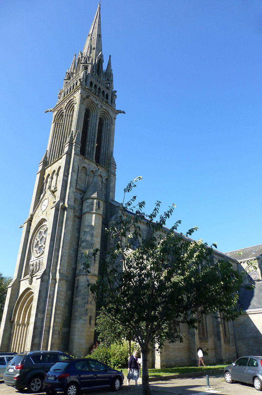 La tour-clocher de l'église Saint-Herlé
