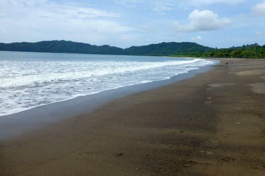 La belle plage de sable gris de Tambor