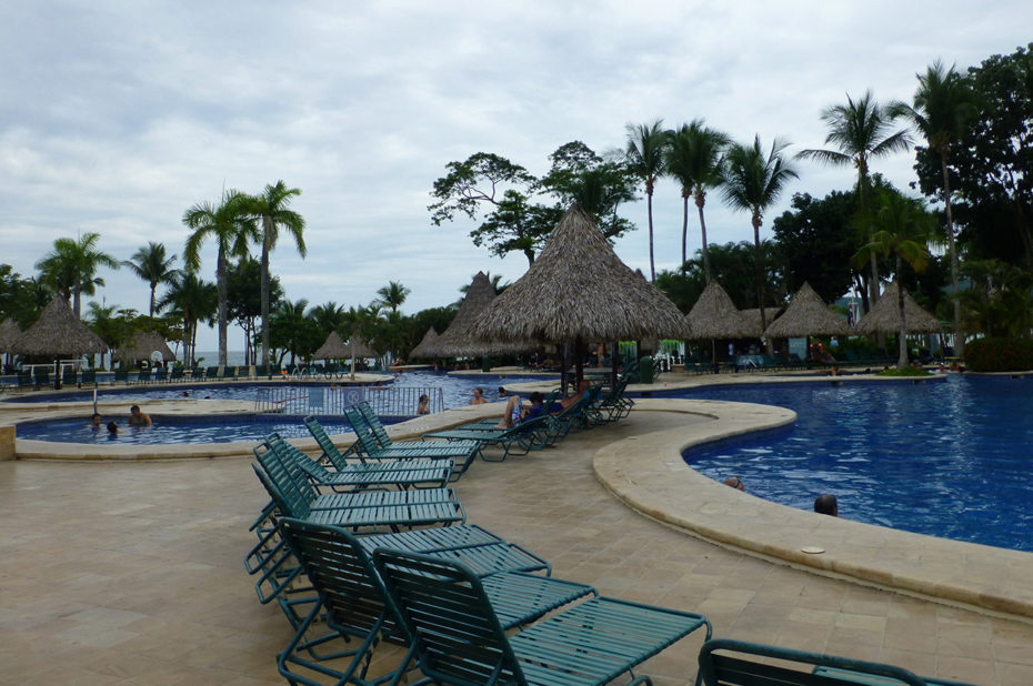 Au bord de la piscine de l'hôtel Barcelò Tambor