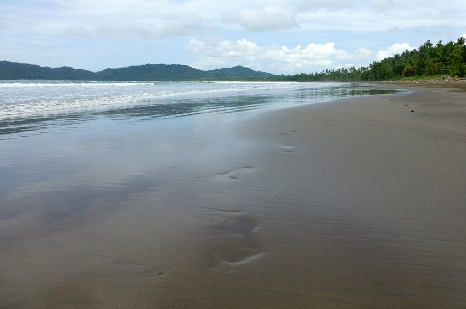 Traces de pas sur la plage