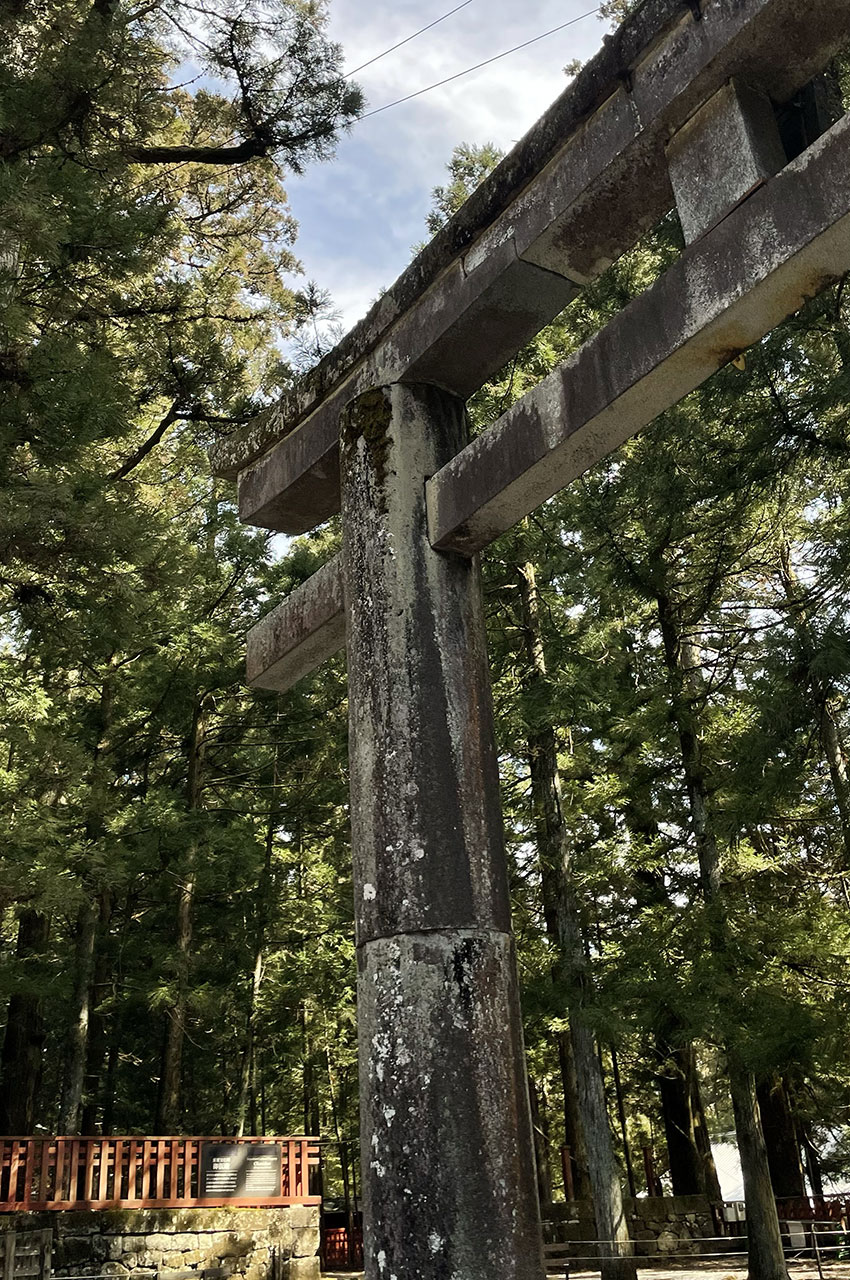 L'angle du torii de pierre Ishi-dorii à Nikko