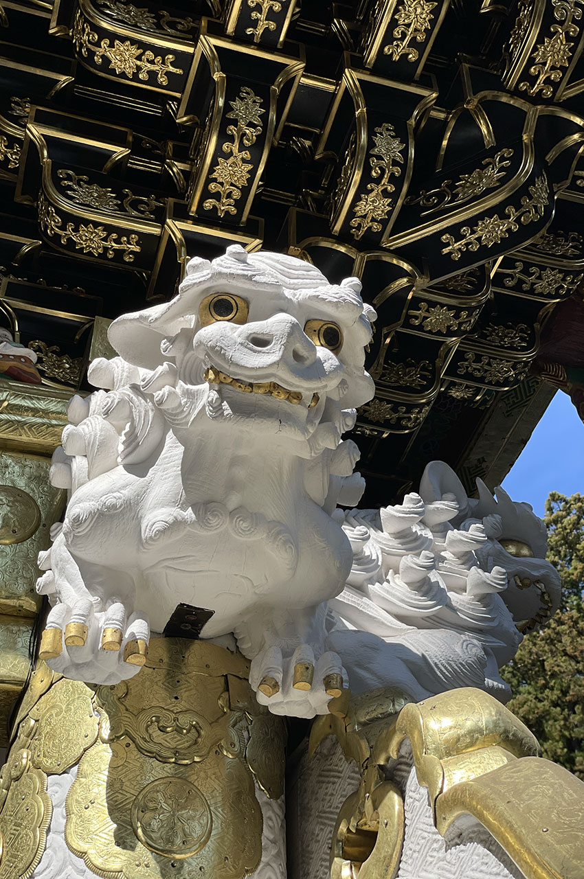 Détail d'une sculpture d'un lion blanc sur la porte Yomei-mon