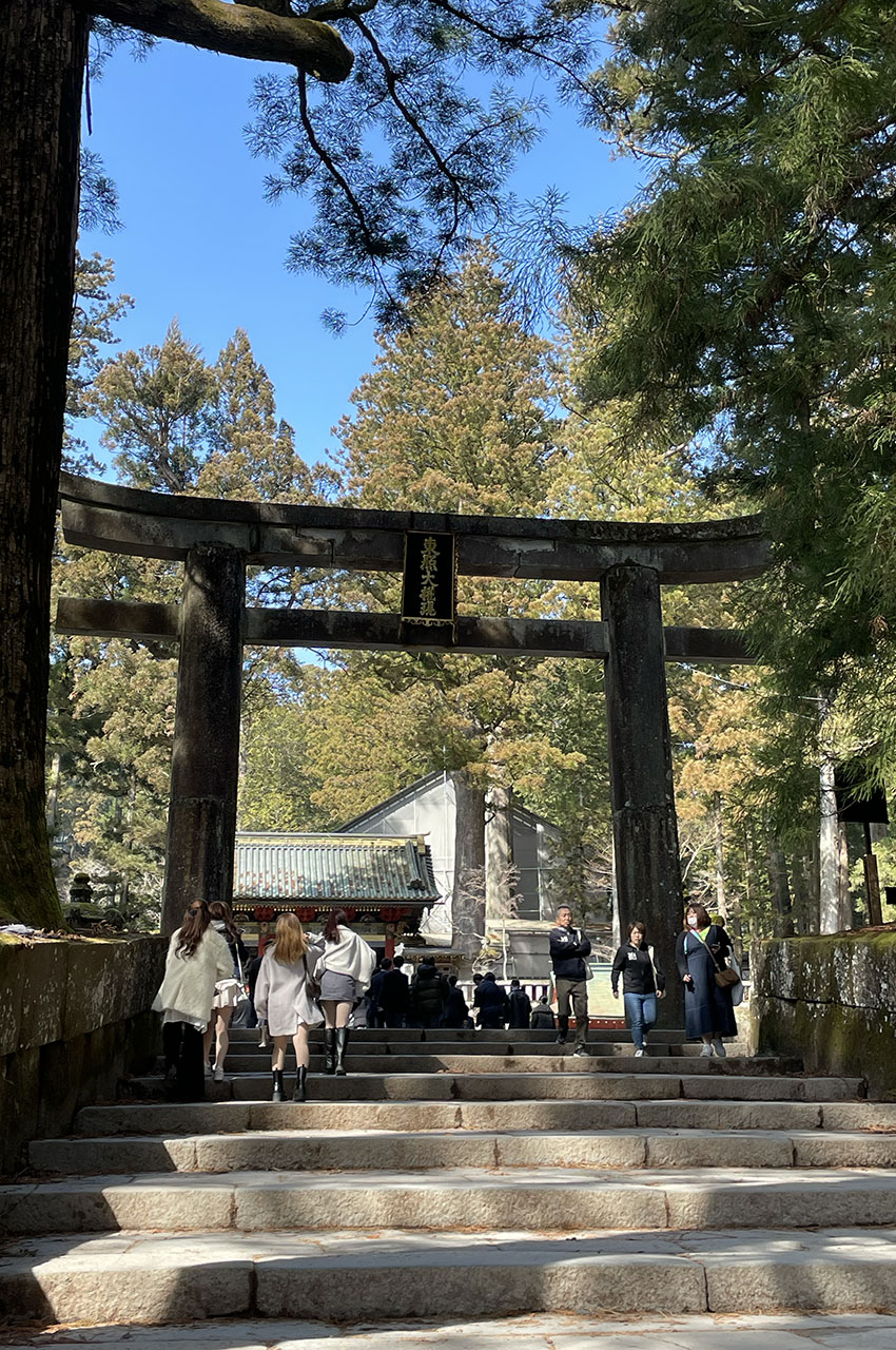 Ishi-dorii, torii en pierre à l'entrée du sanctuaire Toshogu
