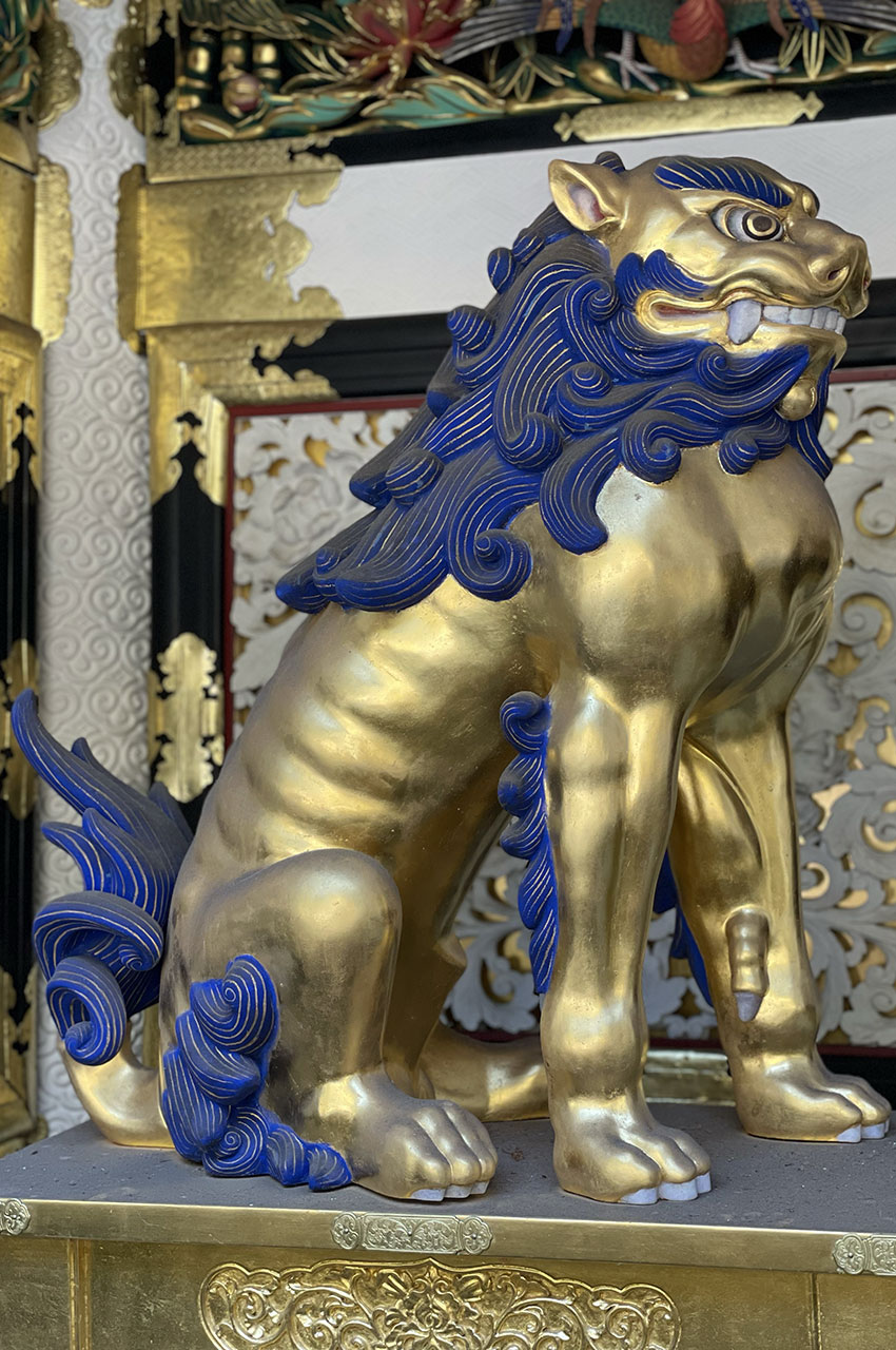 Lion à crinière bleue, gardien du sanctuaire