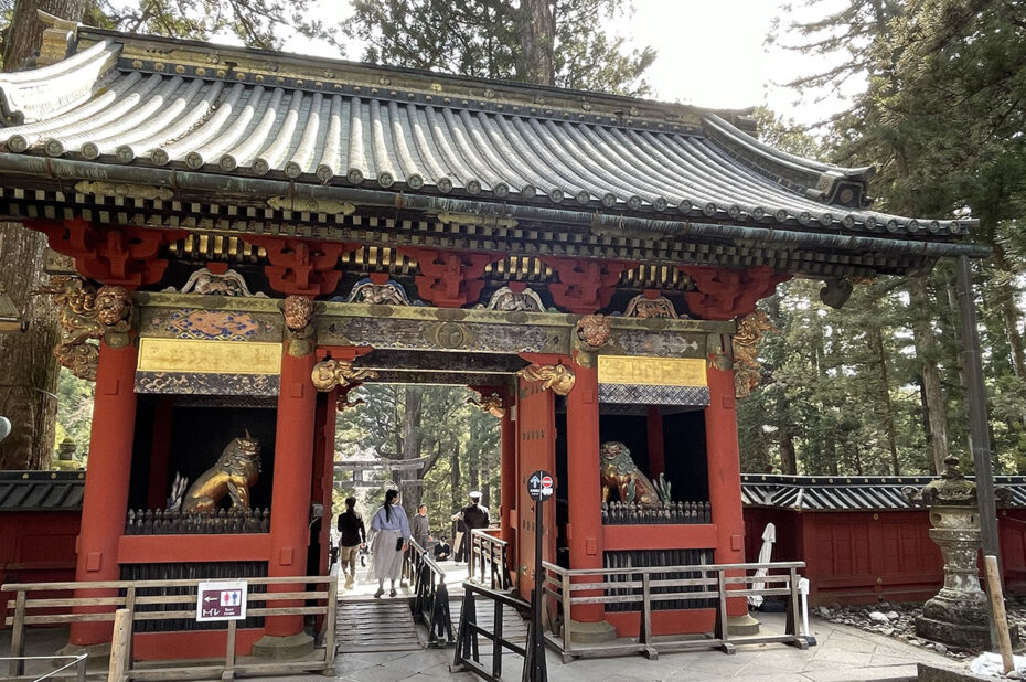 Porte Omotemon à l'entrée du sanctuaire Toshogu