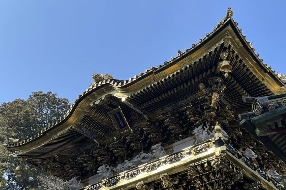 La porte Yômeimon, de style zenshû-yô, mesure 11 m de haut