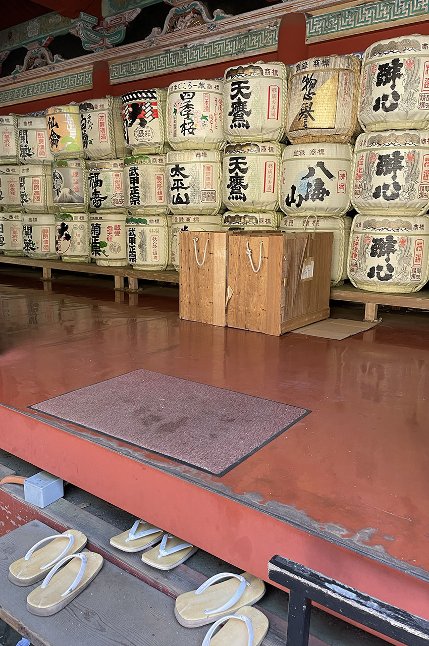 Il faut retirer ses chaussures avant d'entrer dans le temple