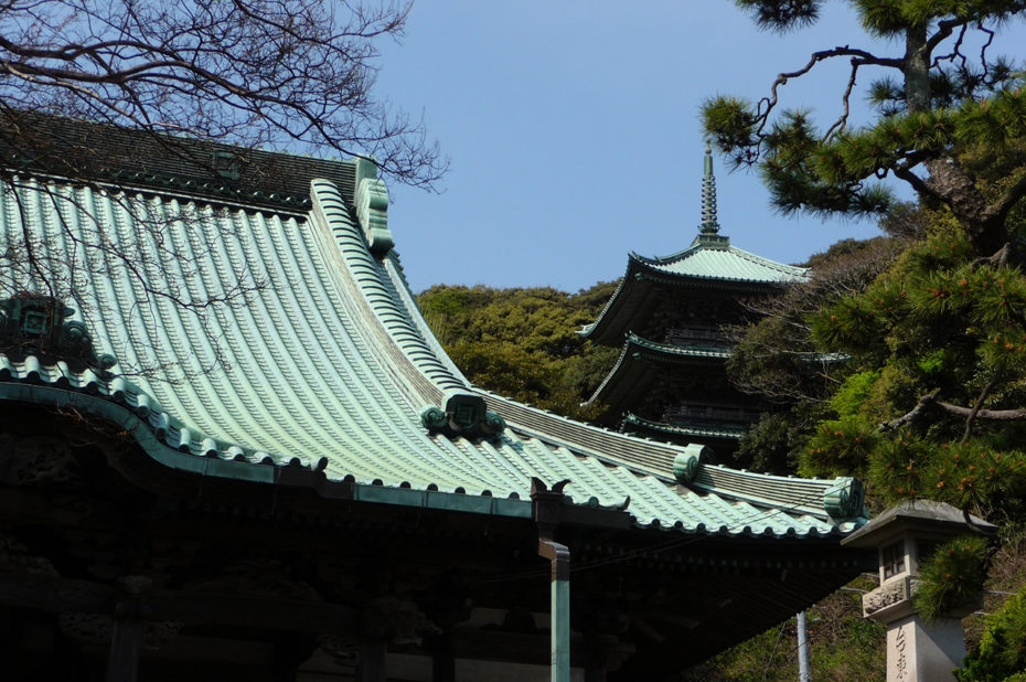 Au sein du sanctuaire shinto Enoshima-jinja