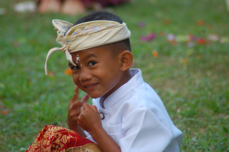 Sourire espiègle d'un jeune Balinais