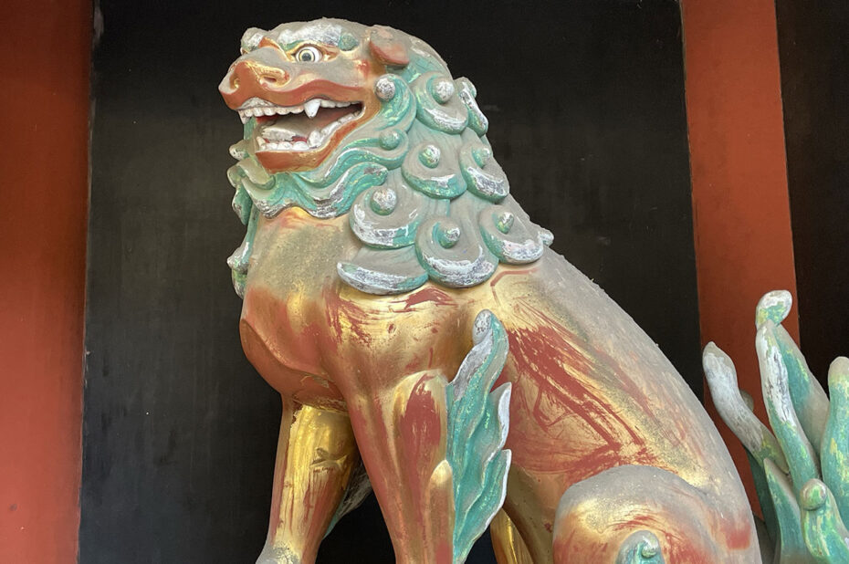 Statue d'un lion, gardien du sanctuaire