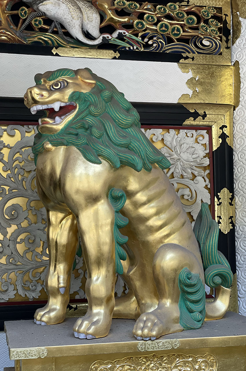 Statue de lion dans une loge de la porte Yomeimon