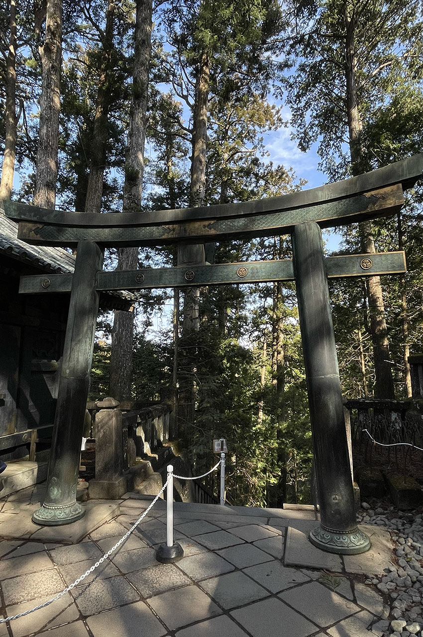 Torii en bronze à l'entrée de l'Okunoin, mausolée de Tokugawa Ieyasu