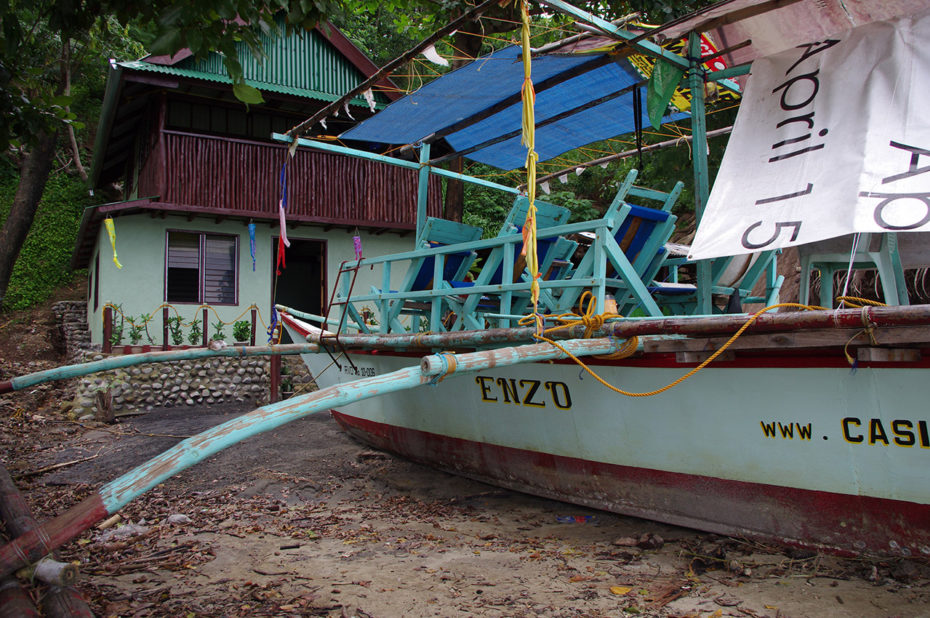 Le bateau Casilyn Sunrise amarré sur la plage de Bataan