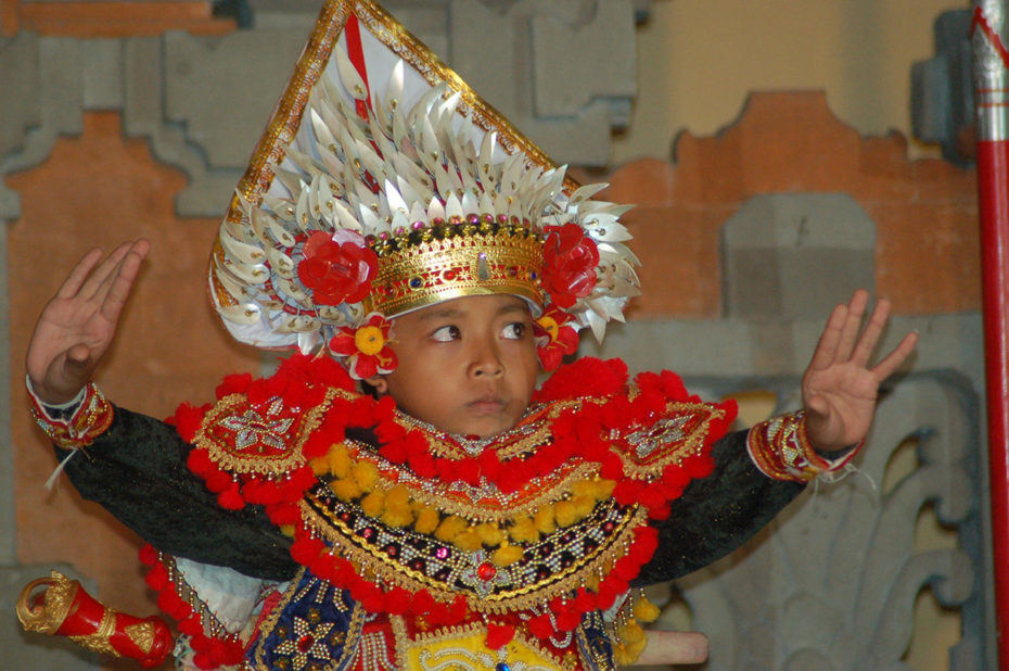 Danse traditionnelle dans un superbe costume coloré