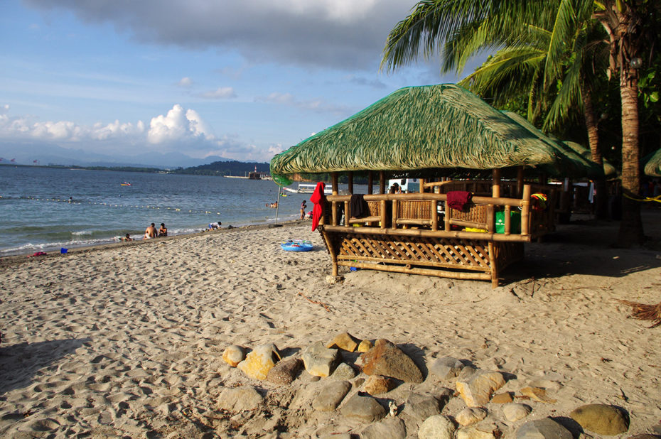 La plage de Camayan donnant sur Subic Bay