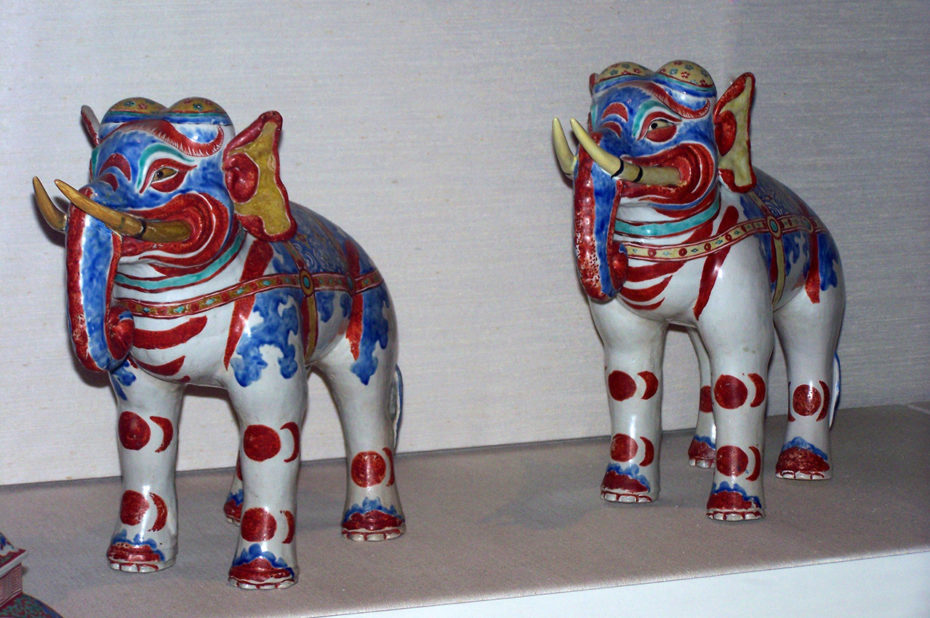 2 éléphants en porcelaine de la période d'Edo