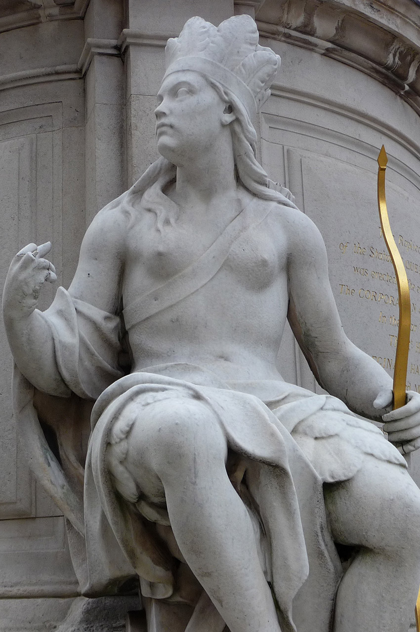 Archer aux pieds de la statue de la Reine Anne