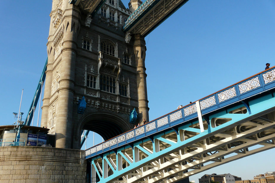Le bateau passe sous le London Bridge