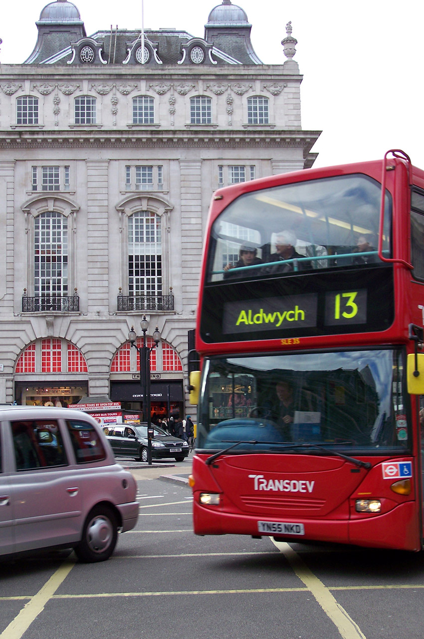 Bus rouge de la ligne 13 à Piccadilly Circus