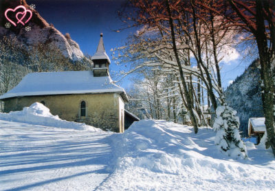 Une chapelle enneigée dans les Alpes