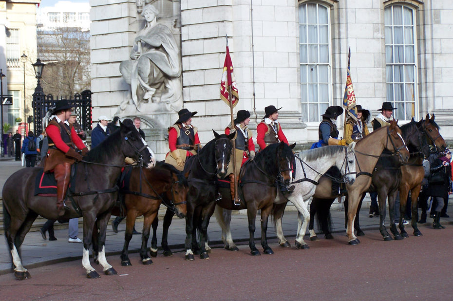 Des chevaux et des porteurs de drapeaux