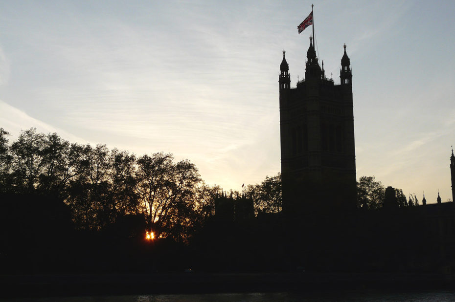 Crépuscule sur la Tour Victoria où flotte l'Union Jack