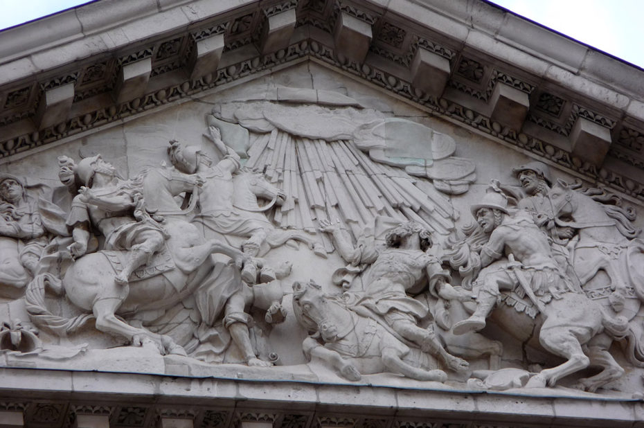 Détail du fronton de la cathédrale