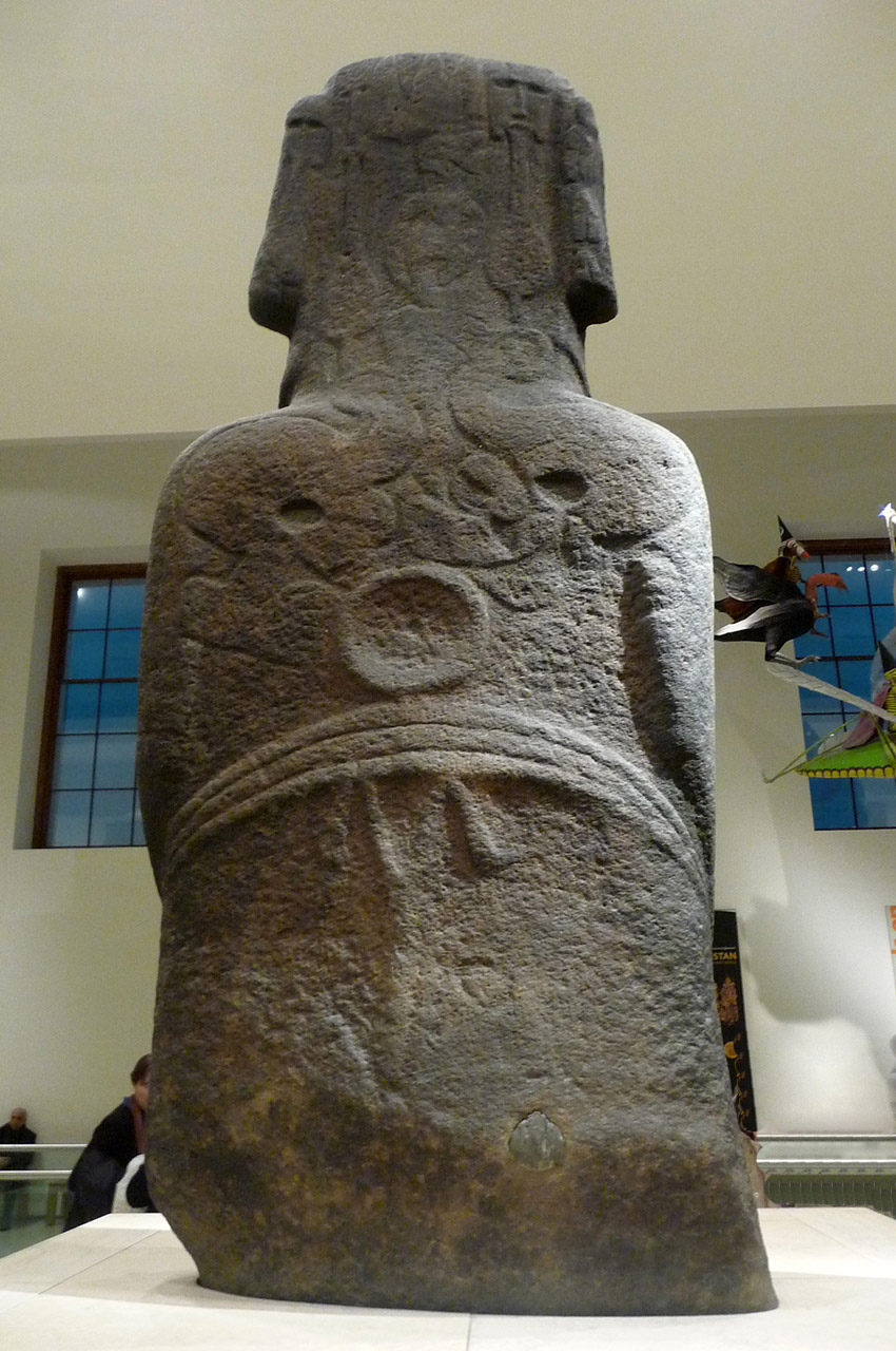 Le dos du gigantesque moai