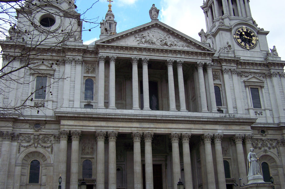 La cathédrale a été reconstruite par l'architecte Christopher Wren