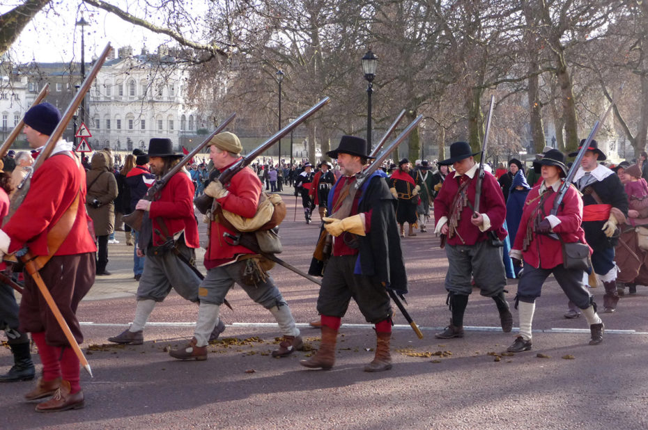 Figurants défilant l'arme sur l'épaule