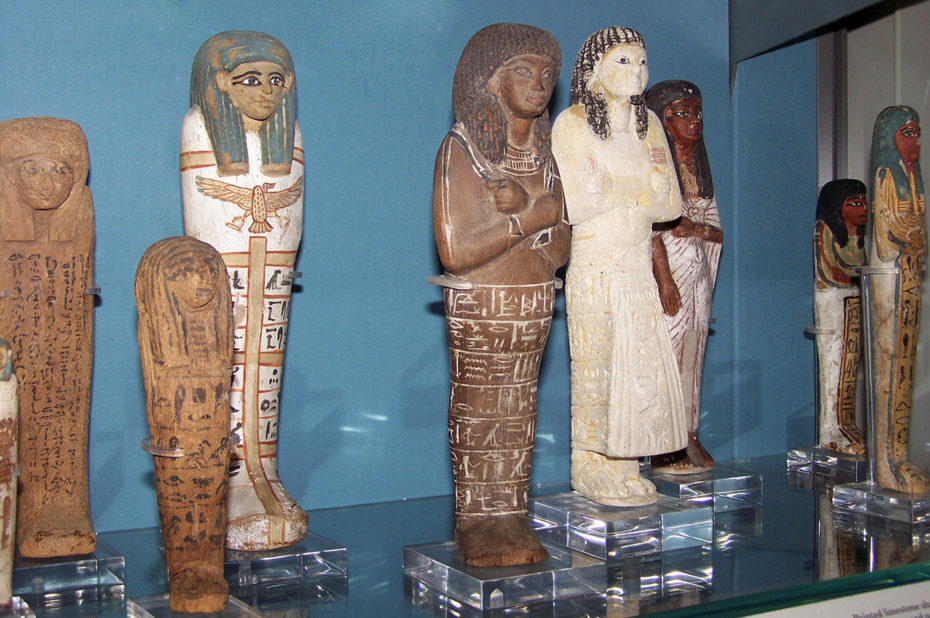 Figurines votives couvertes de hiéroglyphes
