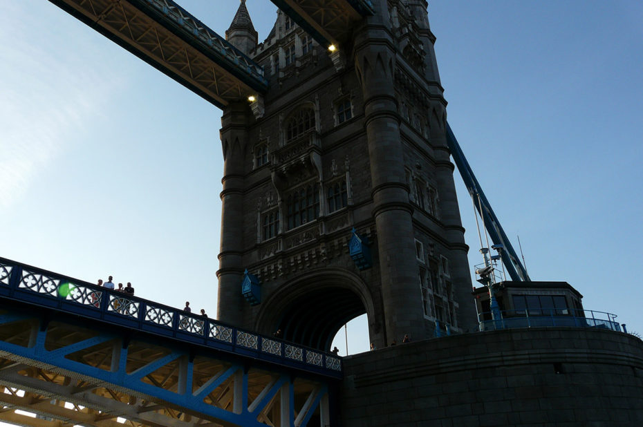 Les gens se promènent sur Tower Bridge, véritable attraction