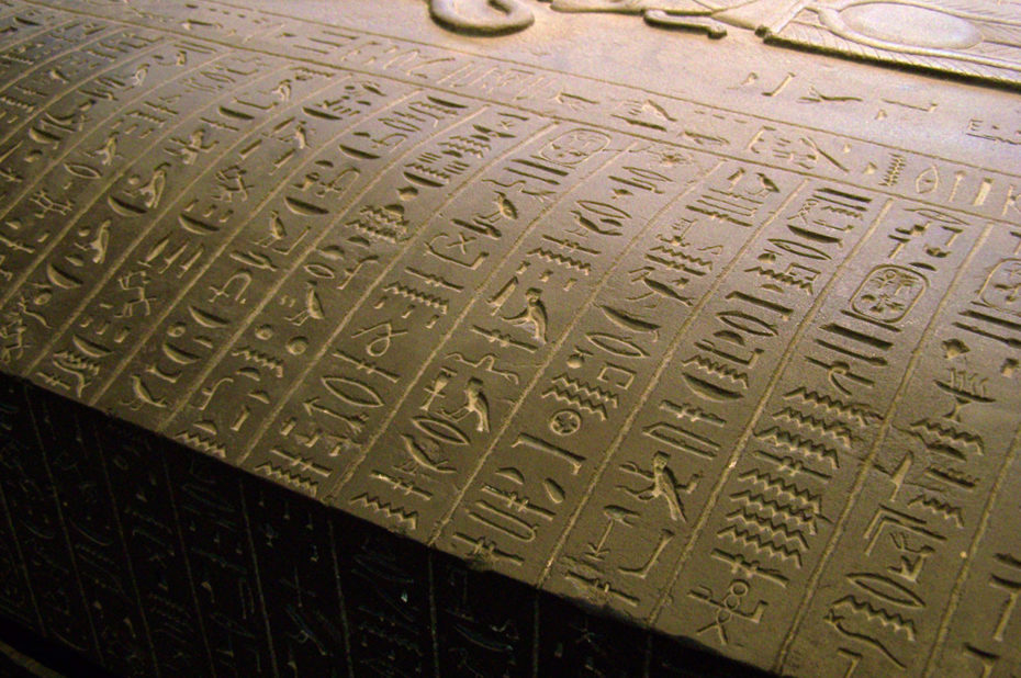 Hiéroglyphes sur un sarcophage égyptien