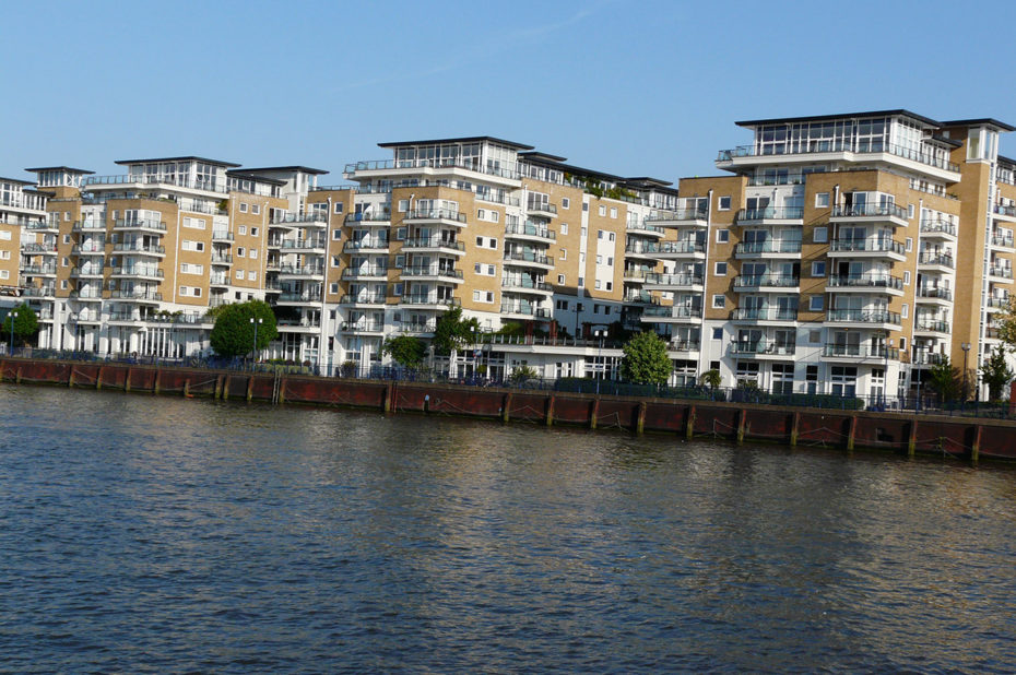 Immeubles récents au bord de la Tamise