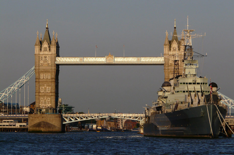 Le HMS Belfast devant le pont de Londres