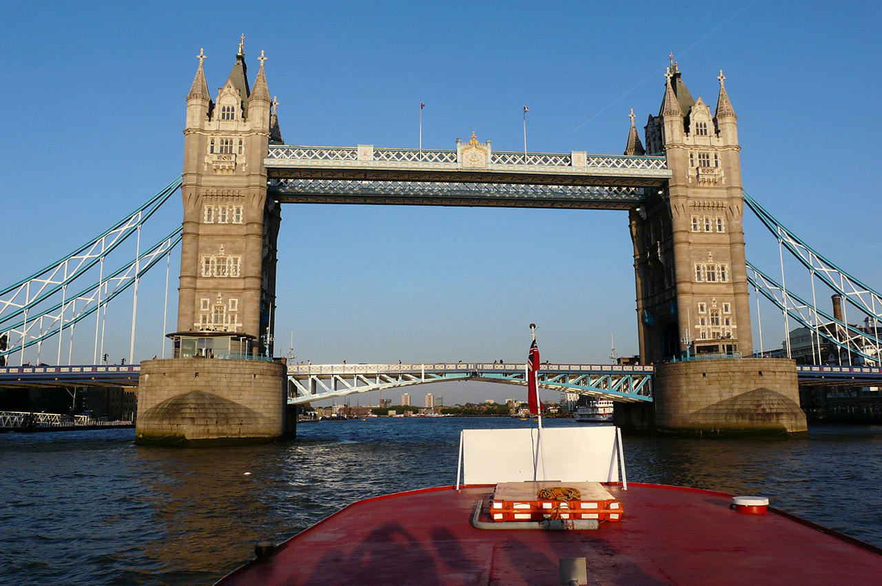Le London Bridge ou pont de Londres vu depuis le bateau